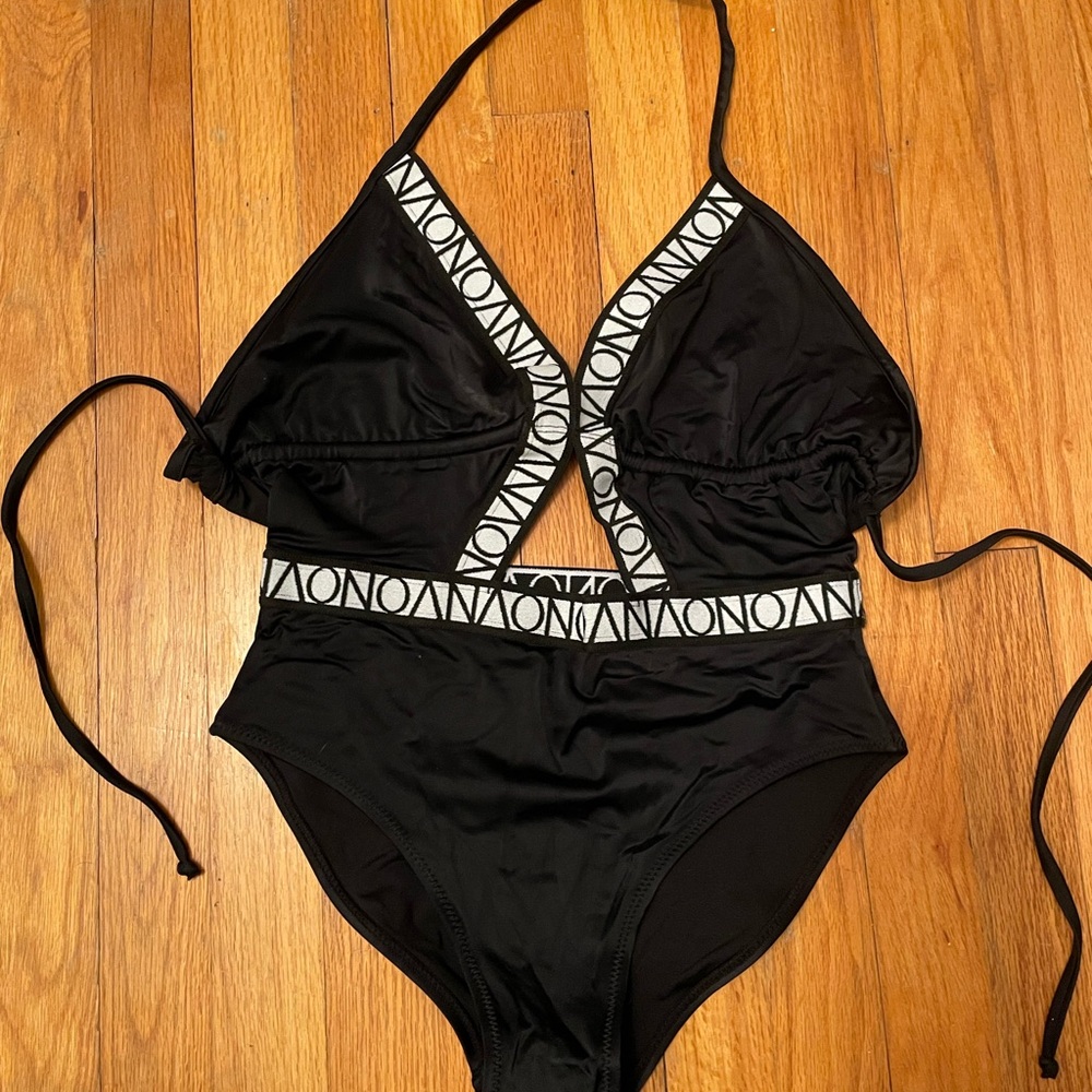 a.n.a Black & white one-piece bathing suit